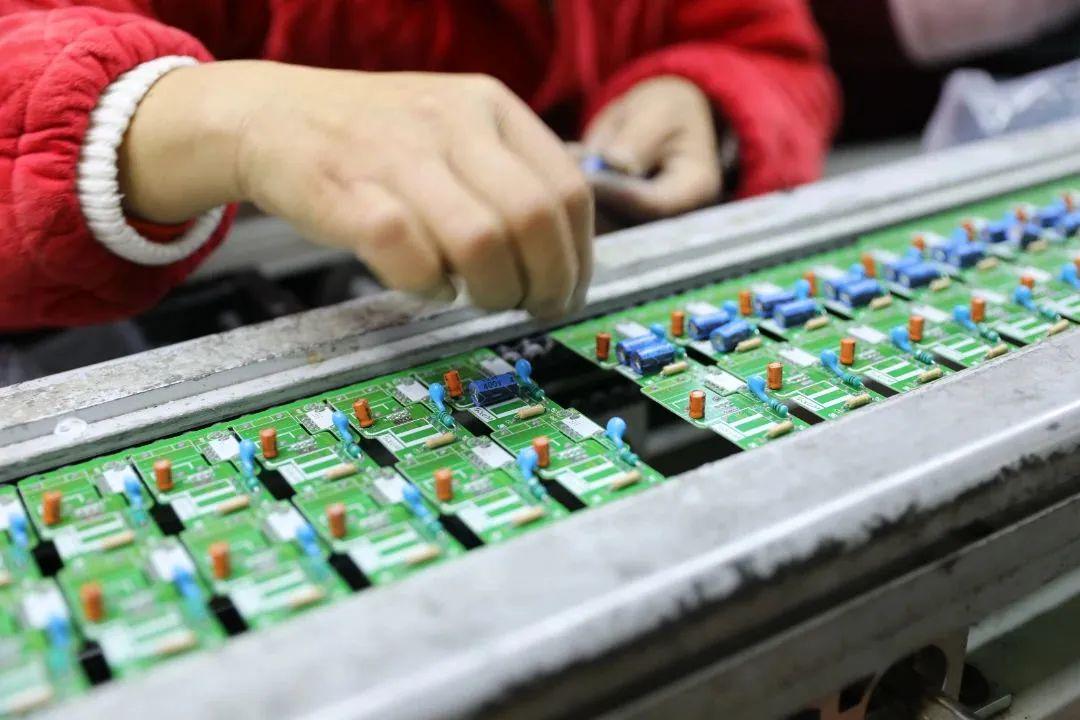 息县:乡村里的电子厂让村民端起增收“新饭碗”